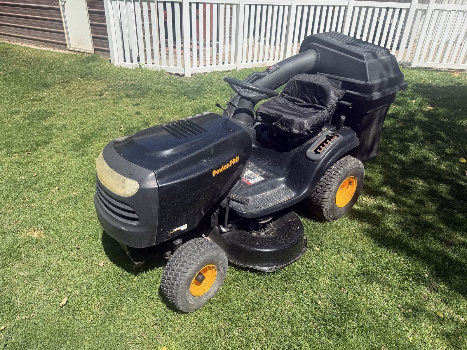 Poulan Pro 42” deck riding mower w/bagger