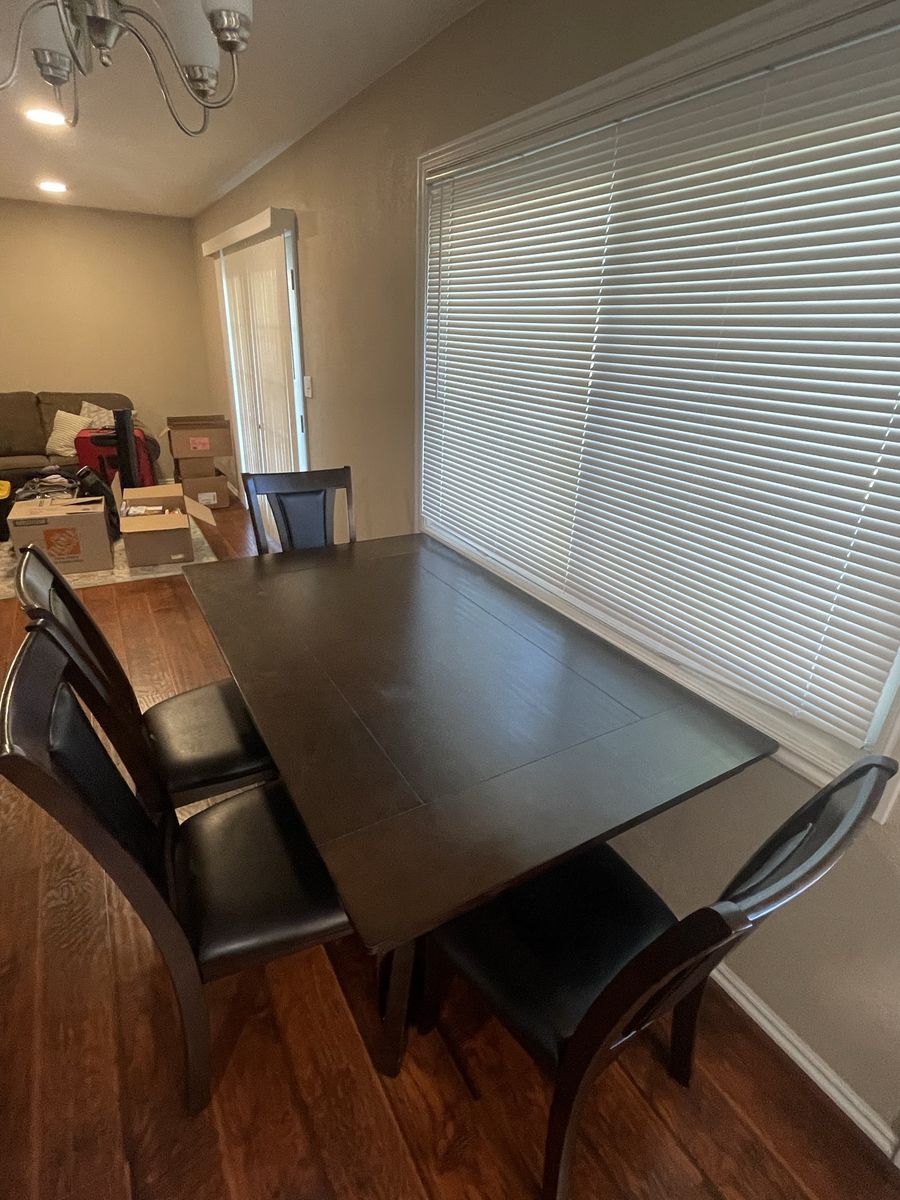 Dining Room Table w/ chairs