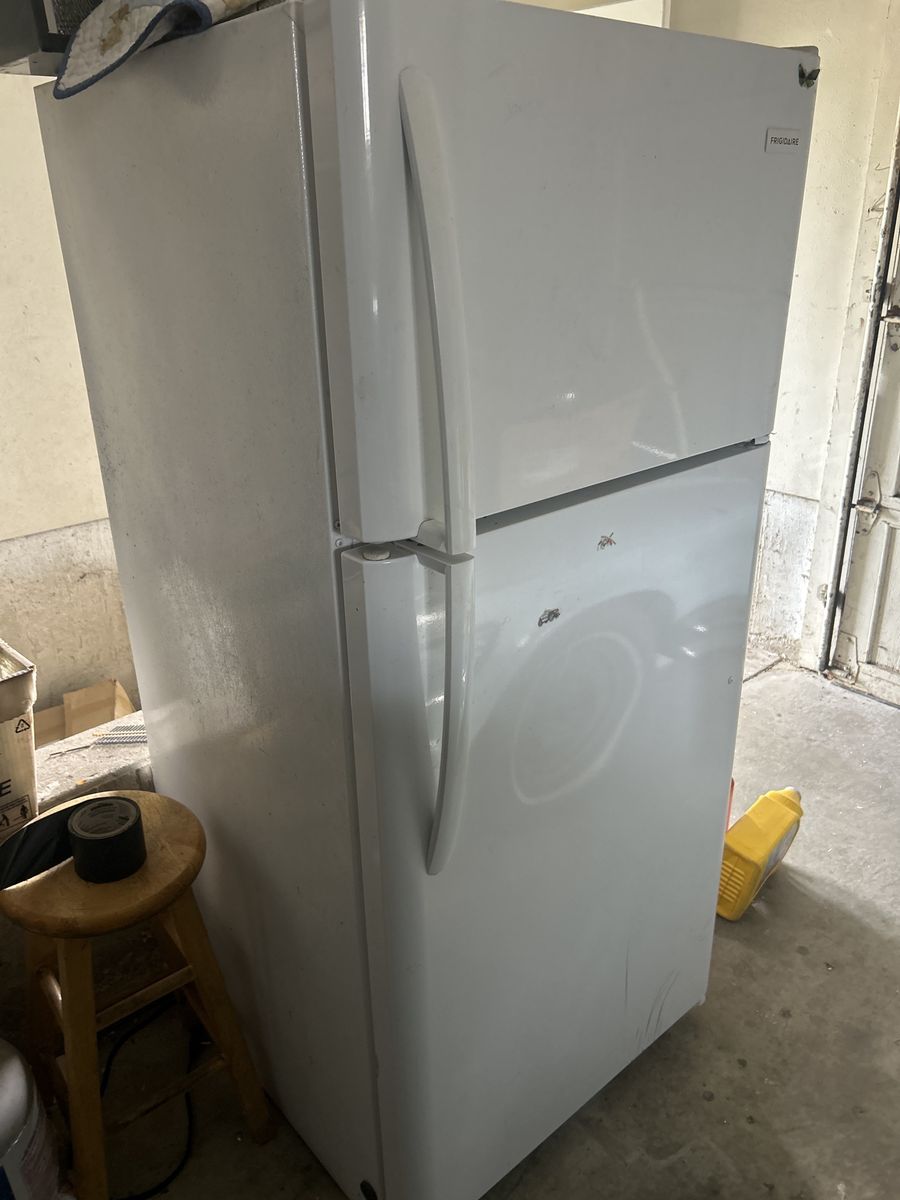 Frigidaire White Top-Freezer Refrigerator