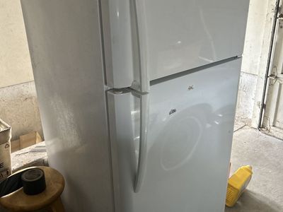 Frigidaire White Top-Freezer Refrigerator