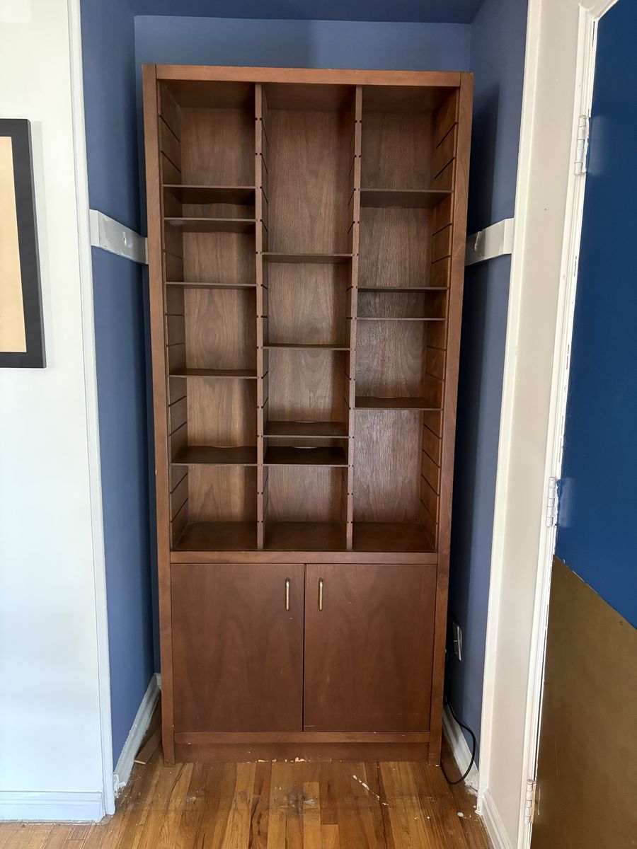 Book shelf with adjustable shelves