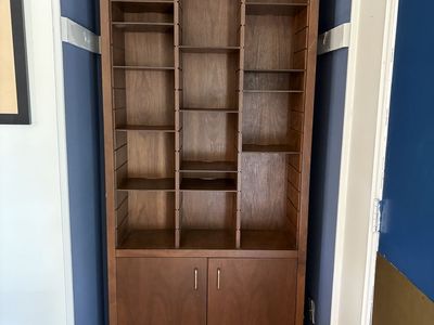 Book shelf with adjustable shelves