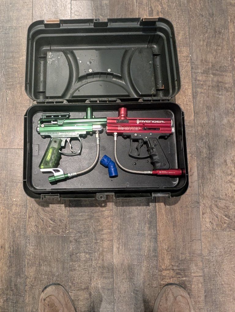 Avenger Paintball Gun and Spyder paintball gun with Cases & Accessories - Red & Green Markers