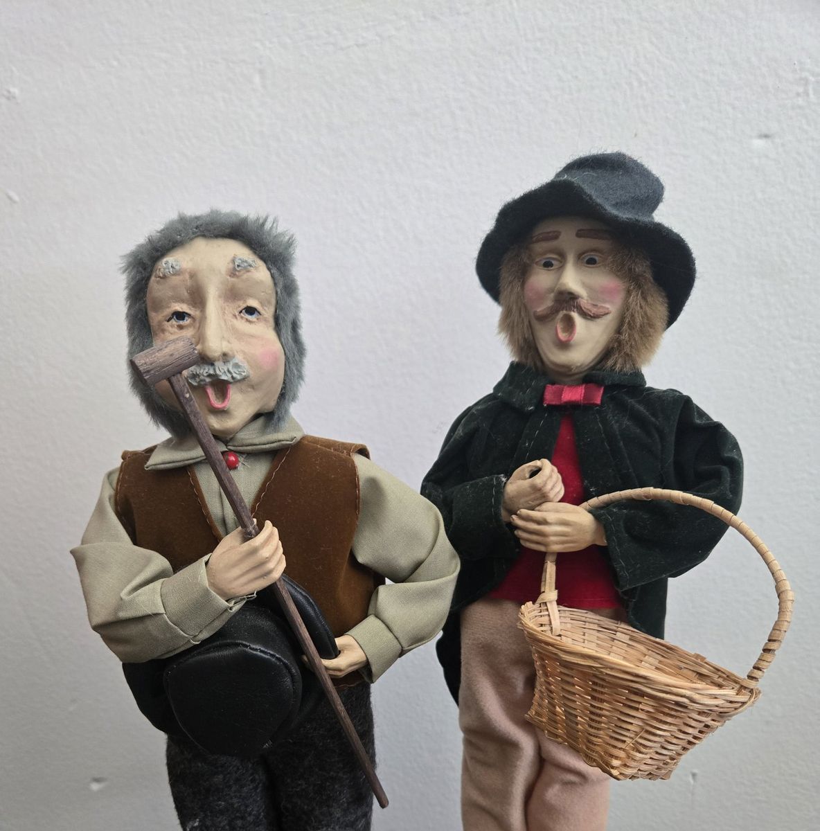 Set of 2 VTG Byers Choice Caroler Figurines