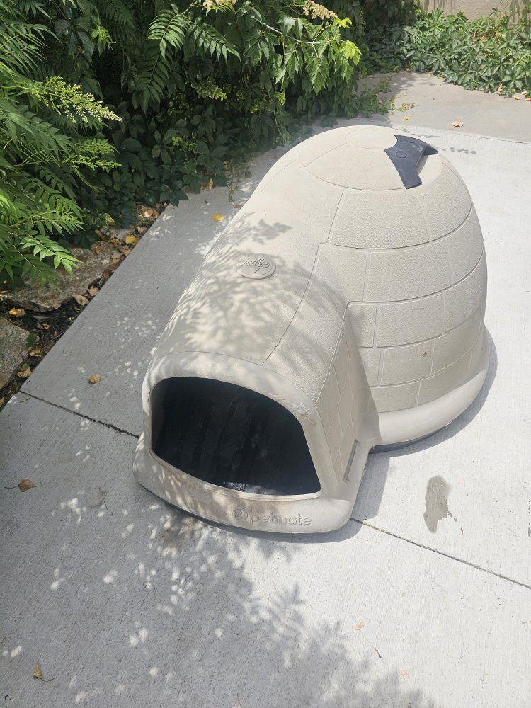 Petmate Indigo Igloo Dog House Extra large Outdoor All-Weather Pet Shelter