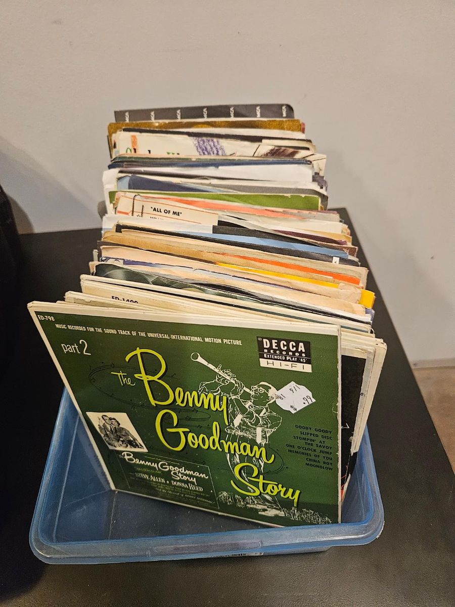 100 45 rpm records