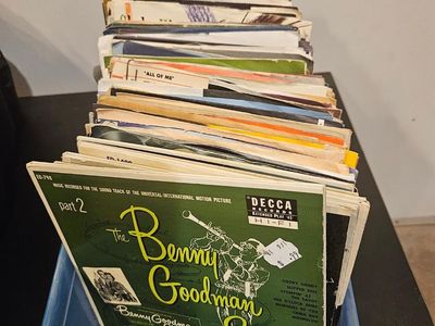 100 45 rpm records