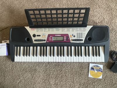 Yamaha PSR-172 Keyboard with Pedal & Survival Kit CD - Like New!