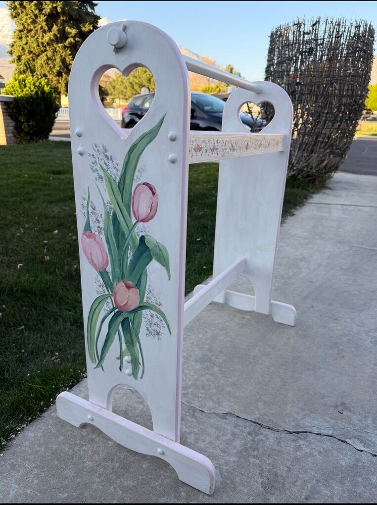 Darling Vtg hand-painted wooden quilt/towel Rack