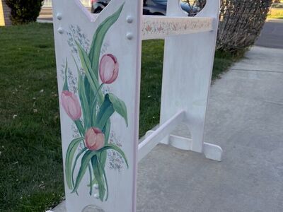 Darling Vtg hand-painted wooden quilt/towel Rack