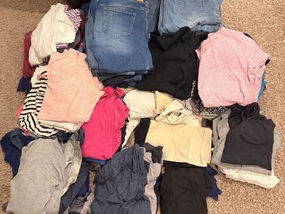 Huge maternity clothes lot size large -XL
