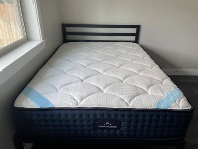 The DreamCloud Premier, Queen, Like New, Perfect Condition