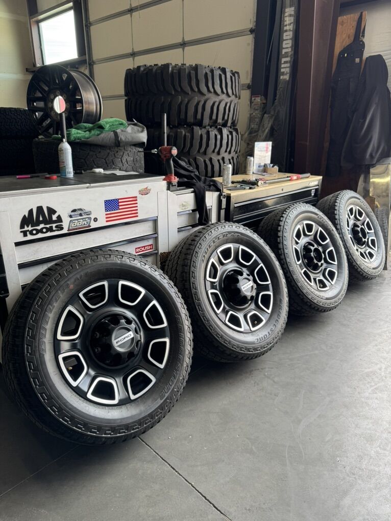 LIKE NEW 2024 F350 Platinum 20in Wheels/275/65/20