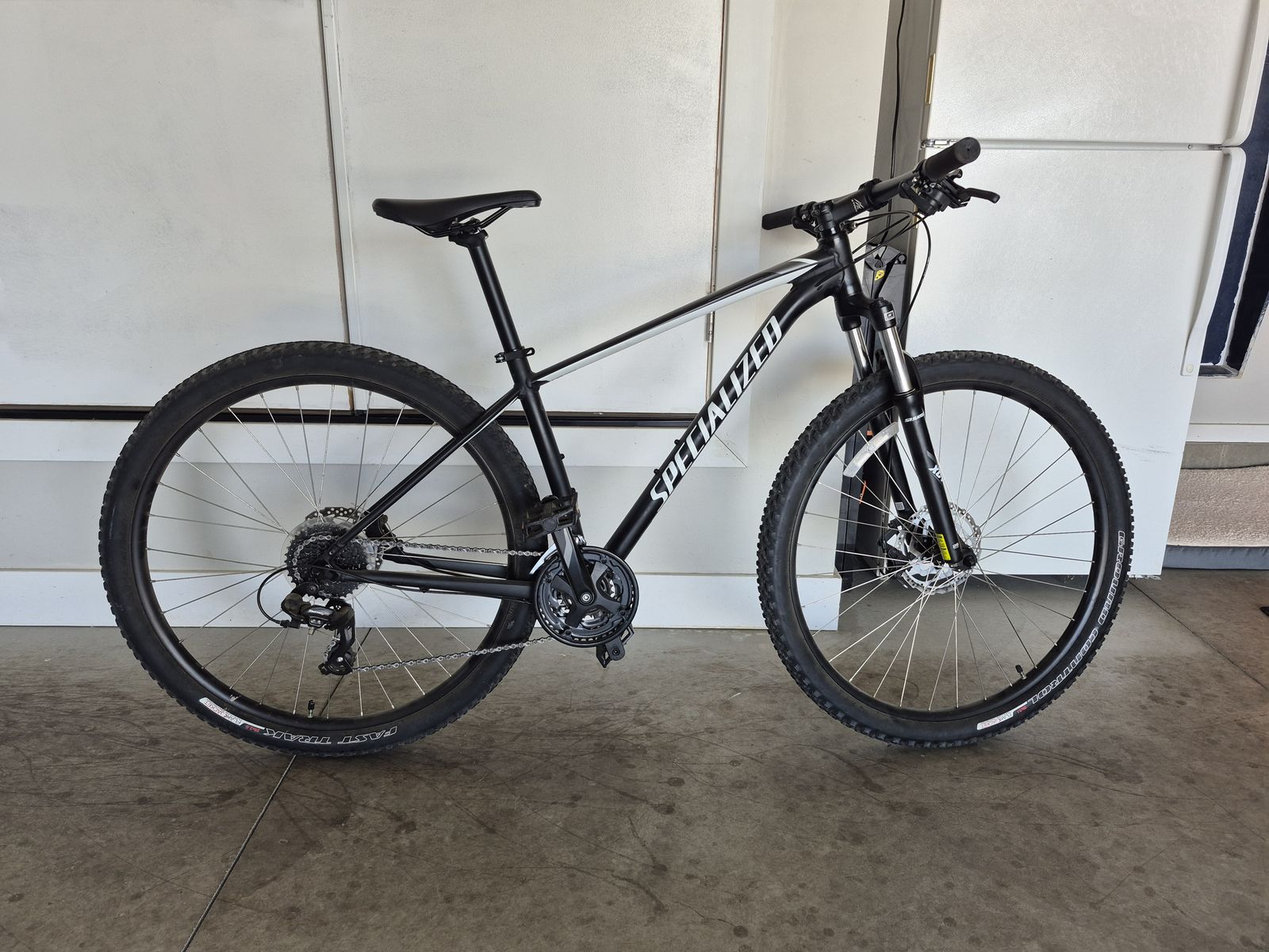 Specialized Rockhopper Mountain Bike size M.