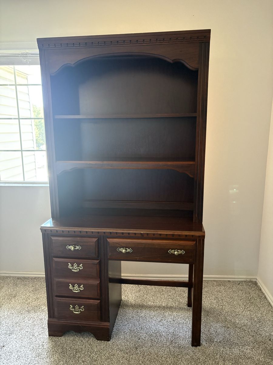 Broyhill desk with hutch