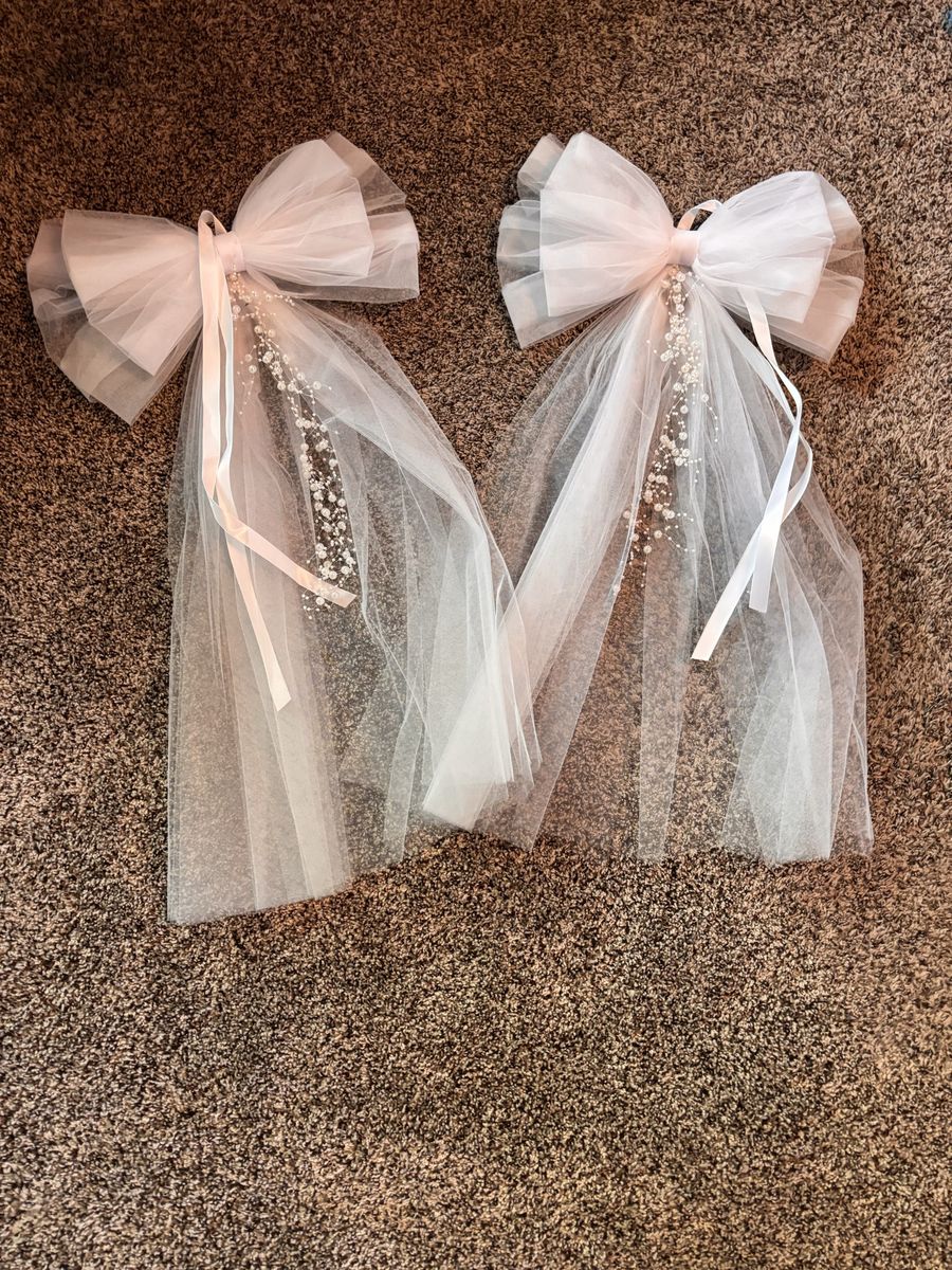 Beautiful like new large wedding decorations bows perfect condition