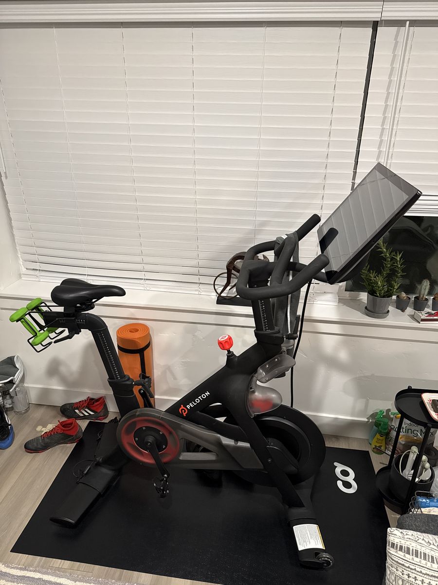 Peloton Bike (2020) – Excellent Condition, Lightly Used