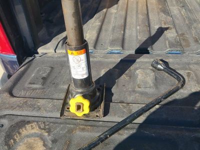 Bottle floor jack with hand crank