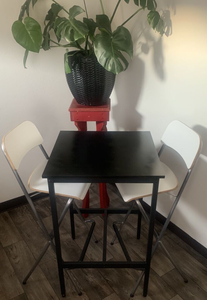 BEAUTIFUL HIGH-TOP 2 PERSON DINING SET