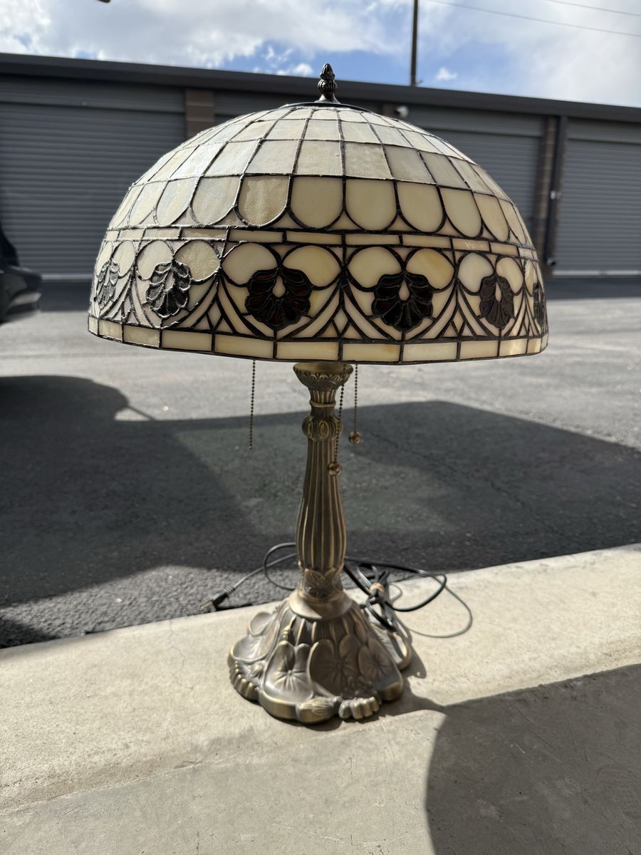 Tiffany Style Lamp 17 inch Diameter Beuatiful!!