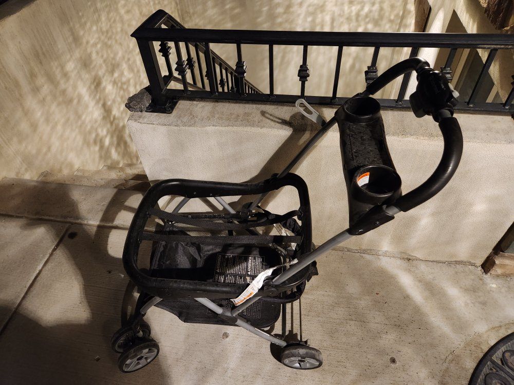 Graco Snap-N-Go Universal Infant Car Seat Carrier Stroller - Used