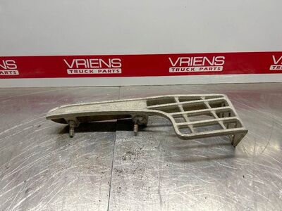 Used Peterbilt 378 Front Left Step-Fender, Part # L82-6004P L82-6004