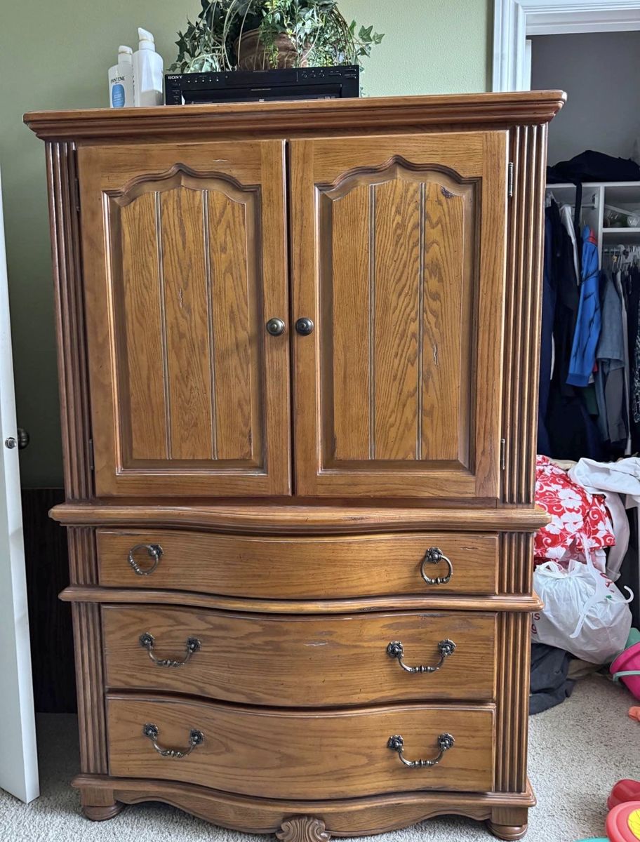 Armoire /dresser with hanger rod