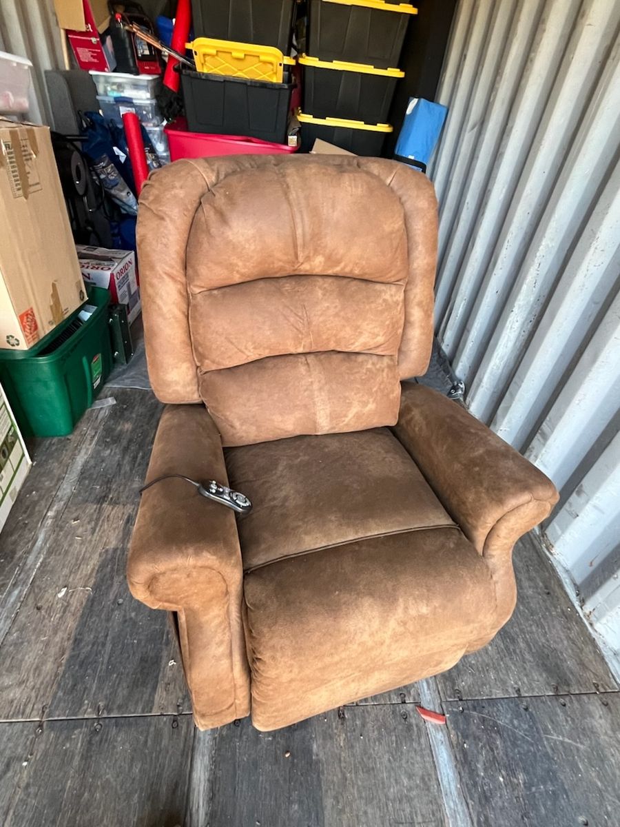 Lift assist recliner read description