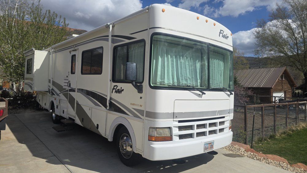 2001 Fleetwood flair 31ft V10 $15,000 o.b.o