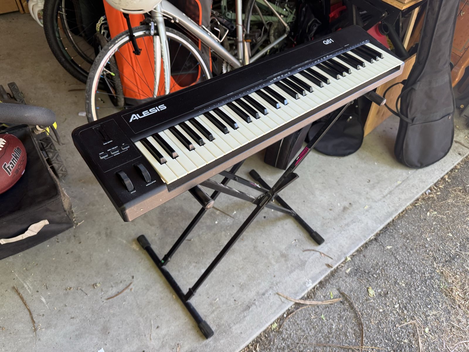 Alesis Q61 w/ Stand