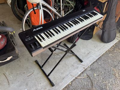 Alesis Q61 w/ Stand