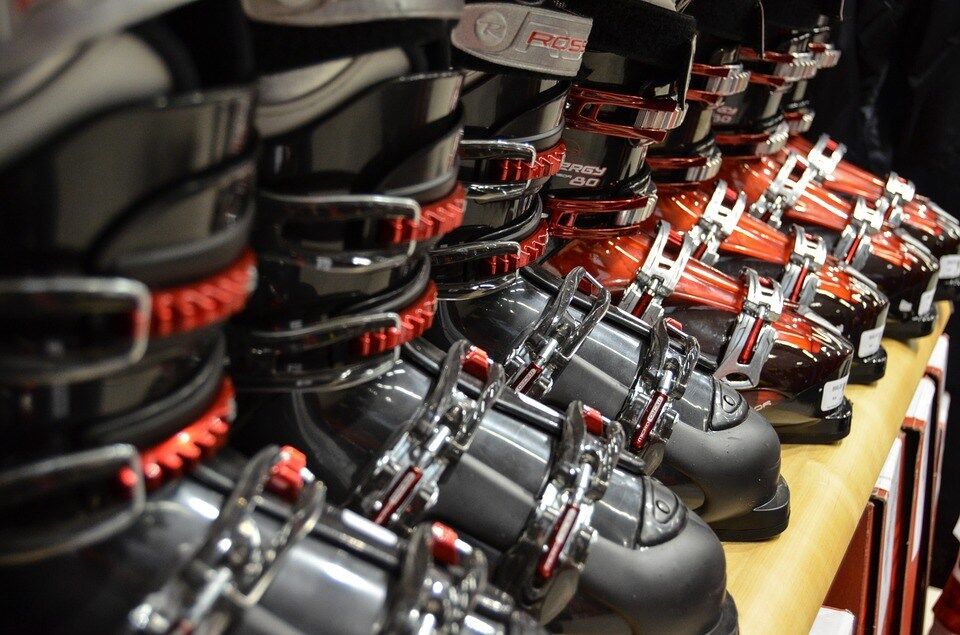Gently used Ski Boots, MONDO 26, 27, 28, 29, 30 (SZ 8 9 10 11 12) DALBELLO HEAD LANGE TECNICA