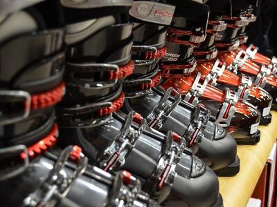 Gently used Ski Boots, MONDO 26, 27, 28, 29, 30 (SZ 8 9 10 11 12) DALBELLO HEAD LANGE TECNICA