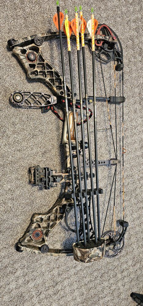 Mathews Z7 Extreme Compound Bow, RH, 70/27.5, Camo, with Arrows & Quiver