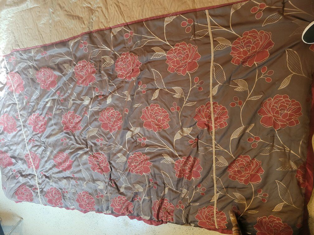 Croscill Queen Sized Bed Set