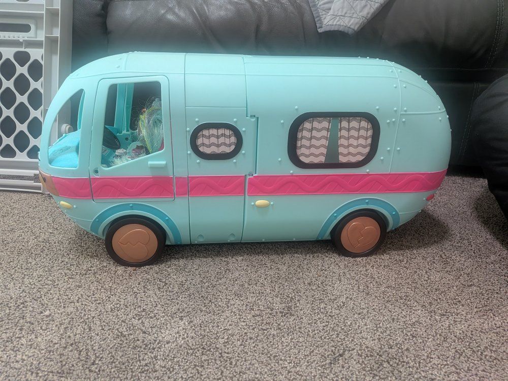 L.O.L. Surprise! 2-in-1 Glamper Fashion Camper Playset Light Blue Pink