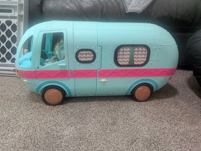 L.O.L. Surprise! 2-in-1 Glamper Fashion Camper Playset Light Blue Pink