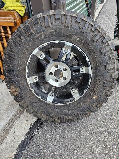 Jeep Wheel w/Nitto Trail Grappler MT 295/70/R18