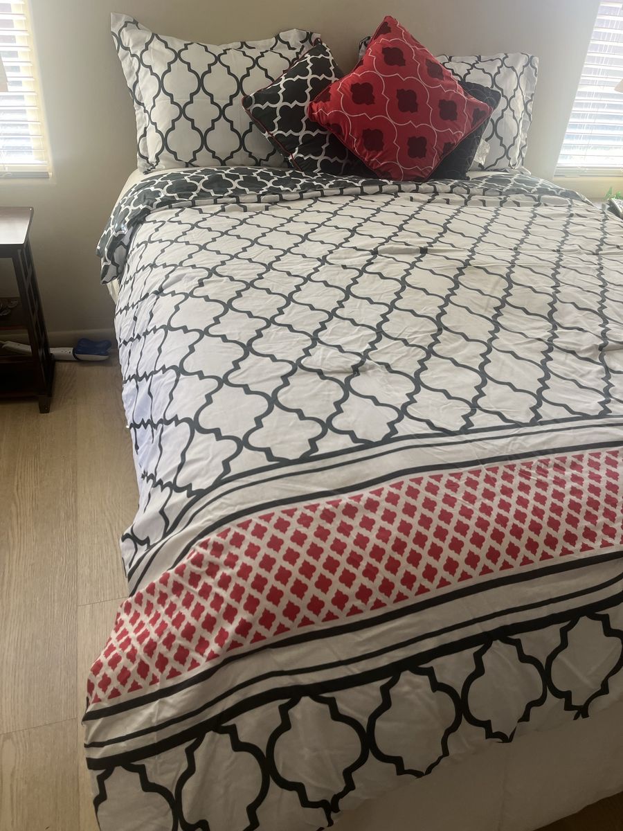 Queen sized/Red Black White/Reversible Bedding Set - Comforter & Pillow Shams