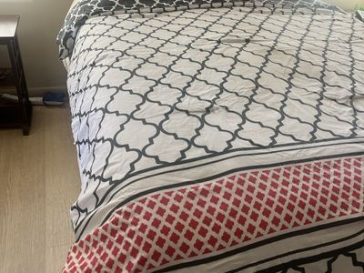 Queen sized/Red Black White/Reversible Bedding Set - Comforter & Pillow Shams