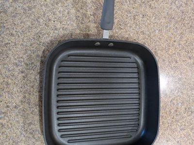 The Pampered Chef Hard-Anodized Square Grill Pan 12" skillet with Glass Lid
