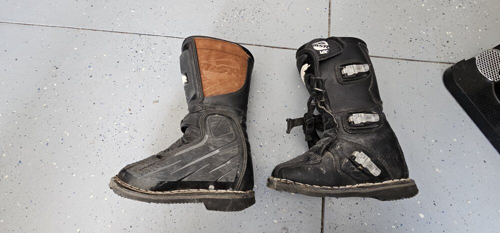 kids size 3 MSR VX motorcycle boots