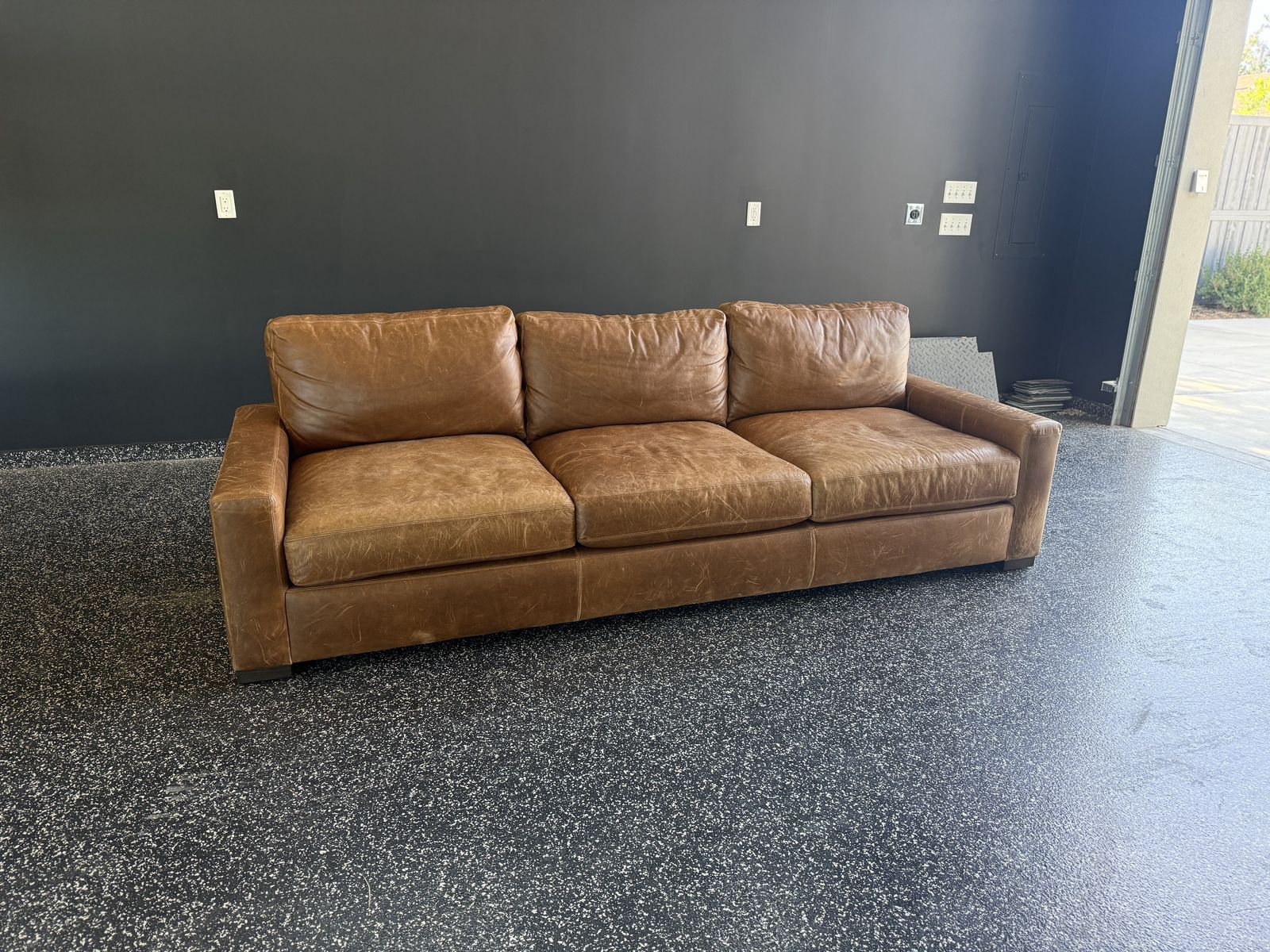Leather couch, Arhouse