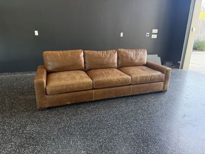 Leather couch, Arhouse