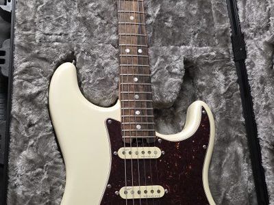 Fender Stratocaster Elite HSS Ebony fretboard. Electric Guitar with Hard Case