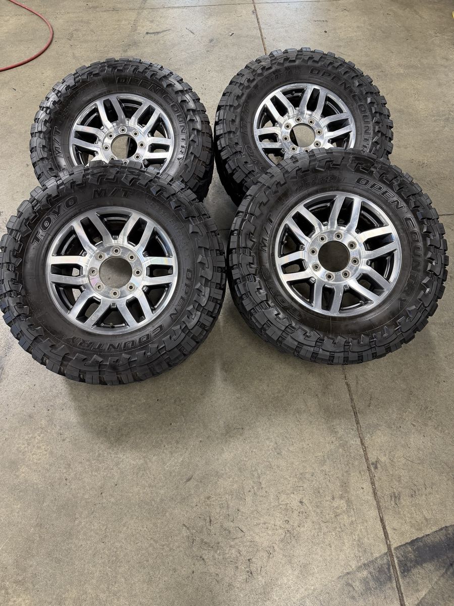 2020 F350 OEM 18in Wheels/ Toyo M/t 35x12.50r18