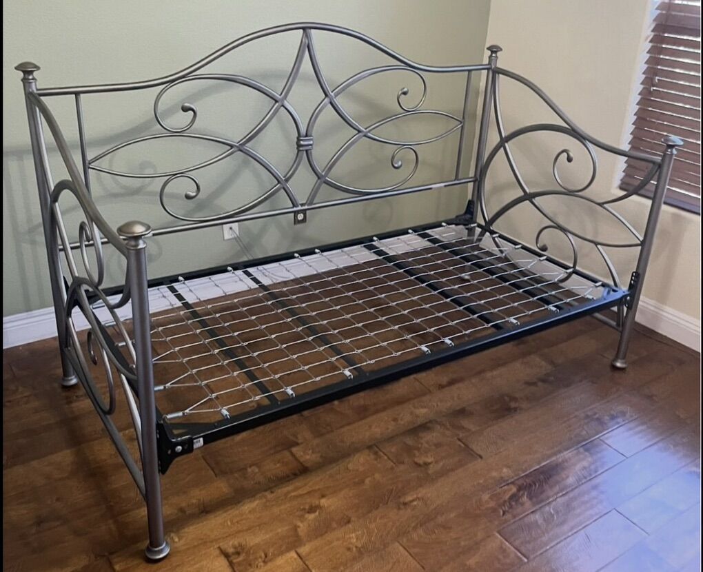 Metal Day Bed Twin Size
