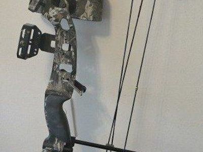 Browning Compound Bow with Camo Riser, Multi-Pin Sight, and Rest