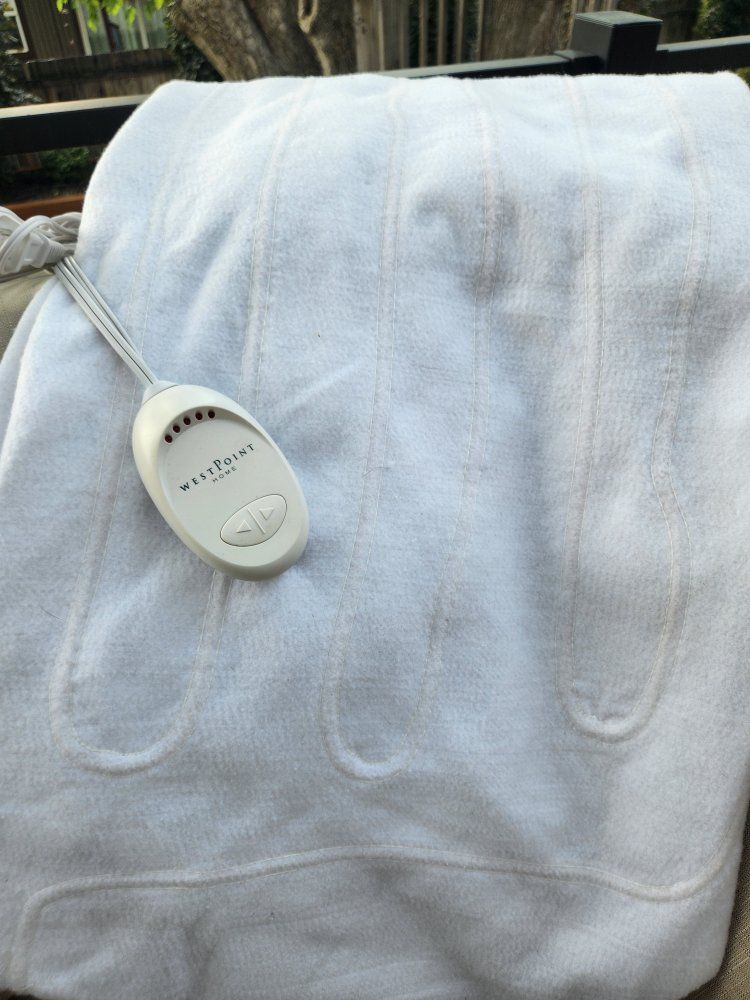 COLLEGE ALERT - WestPoint Home Electric Heated Mattress Pad Cover White with Controller - Twin or Twin XL