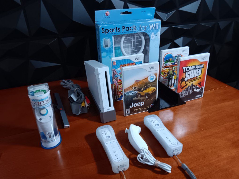 Nintendo Wii Console Controllers, Accessories & 4